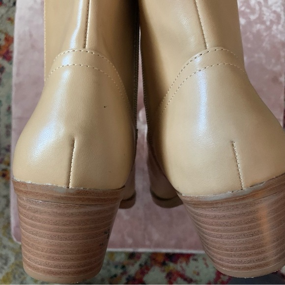 Western Vinyl Tan Cowboy Boots size 9.5, fashion only - Picture 7 of 7